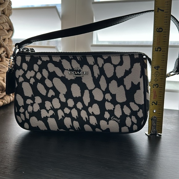 Cute little bag, convenient to carry a small wallet, keys and phone! - Picture 2 of 3